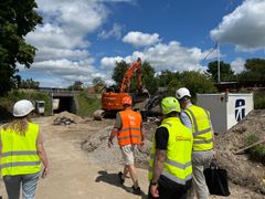 I forbindelse med udskitningen af en jernbanetunnel nær Roskilde Station skulle Fors opsætte en midlertidig overpumpningsløsning hen over jernbanesporet.