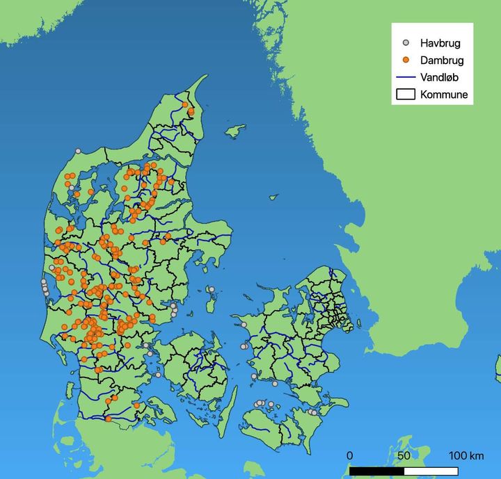 Figur%202.%20Landkort%20med%20placering%20af%20de%20danske%20dambrug%20markeret%20med%20orange.