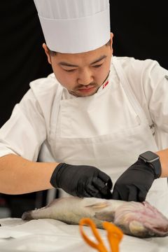 Christian Wellendorf forbereder dansk opdrættet sandart. Christian skal repræsentere Danmark ved Bocuse d’Or Europe i foråret 2026.