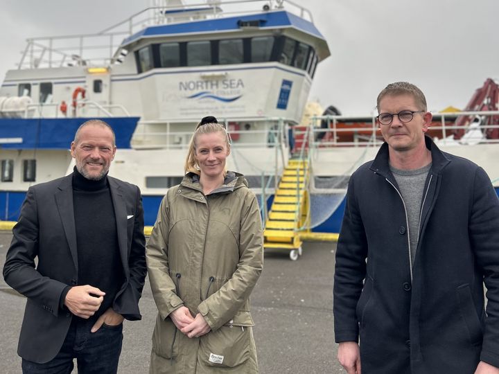 René Christensen på besøg ved Fiskeriskolen i Thyborøn. På billedet ses (tv.) René Christensen, direktør i DAPO, (midt) Heidi Bech Rønn, uddannelseskonsulent ved North Sea College, og (th.) Peter Schyum Jensen, afdelingsleder ved EUC Nordvest.