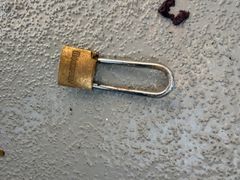 En hængelås er blevet brudt op for at skaffe adgang til arbejdsskibet.