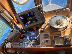Navigations- og styringsudstyr i arbejdsskibets styrehus er blevet omfattende beskadiget.