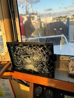 En større skærm om bord på båden er blevet omfattende beskadiget og fremstår med knust glas efter hærværket. Foto: Musholm A/S