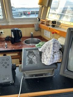 Flere skærme og instrumenter i bådens styrehus er blevet beskadiget. Det ødelagte udstyr anvendes i forbindelse med navigation og den daglige drift på havet. Foto: Musholm A/S