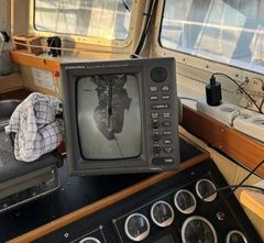 Navigations- og kommunikationsudstyr om bord på en af Musholm A/S’ arbejdsbåde er blevet ødelagt ved hærværk. Skærmen er knust og har tydelige mærker efter slag. Hærværket blev opdaget lørdag morgen og har ramt både og udstyr, der anvendes i den daglige drift af virksomhedens havbrug. Foto: Musholm A/S