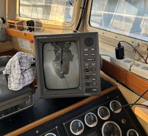 Navigations- og kommunikationsudstyr om bord på en af Musholm A/S’ arbejdsbåde er blevet ødelagt ved hærværk. Skærmen er knust og har tydelige mærker efter slag. Hærværket blev opdaget lørdag morgen og har ramt både og udstyr, der anvendes i den daglige drift af virksomhedens havbrug. Foto: Musholm A/S