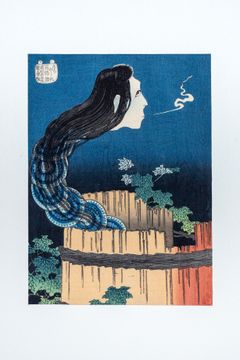 Katsushika Hokusai, Palæet med tallerkenerne (Sara yashiki) fra serien 100 spøgelsesfortællinger (Hyaku monogatari) (Original ca. 1830, dette nytryk dateres til ca. 1875). Foto: Designmuseum Danmark