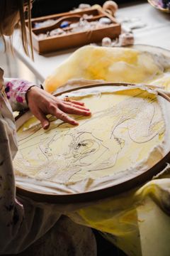 Nikoline Liv Andersen arbejder på værk til Det evige Smil. Foto: Andrea Sonne