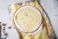 Nikoline Liv Andersen arbejder på værk til Det evige Smil. Foto: Andrea Sonne