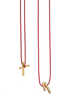 Kim Buck, En kort, en lang, 2019. 18 kt guld, silkesnor 15x10 mm. Foto: Dorte Krogh