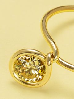 Kim Buck, Fix and Wear, 2026. 18 karat guld og diamant. Foto: Dorte Krogh