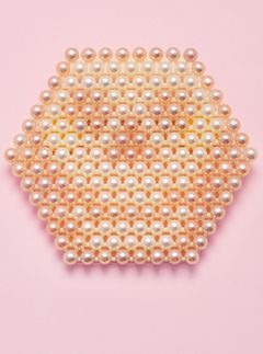 Kim Buck, Perleplade, 2007. 169 perler, polyamid og 18 karat guld. Foto: Dorte Krogh