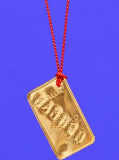 Kim Buck, MAMMON, 2026. 5 gram 24 karat guldbarre med stemplet tekst. Foto: Dorte Krogh