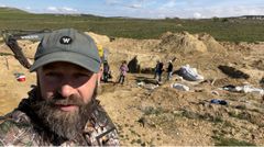 Christoffer Knuth sammen med Brock Sissons team i Wyoming på stedet, hvor denne stegosaurus blev opdaget i 2022.