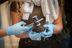 Unge undersøger arkæologisk materiale i Next Generation Lab