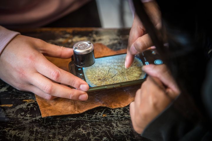 Unge undersøger arkæologisk materiale i Next Generation Lab