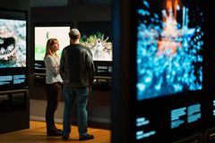 På udstillingen kan man se de bedste naturfotos, udvalgt blandt over 60.000 indsendte billeder fra mere end 100 forskellige lande.