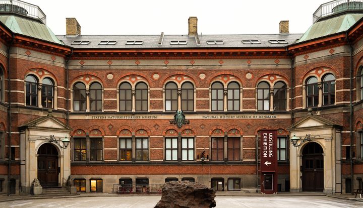 Statens Naturhistoriske Museum på Øster Voldgade set ude fra.