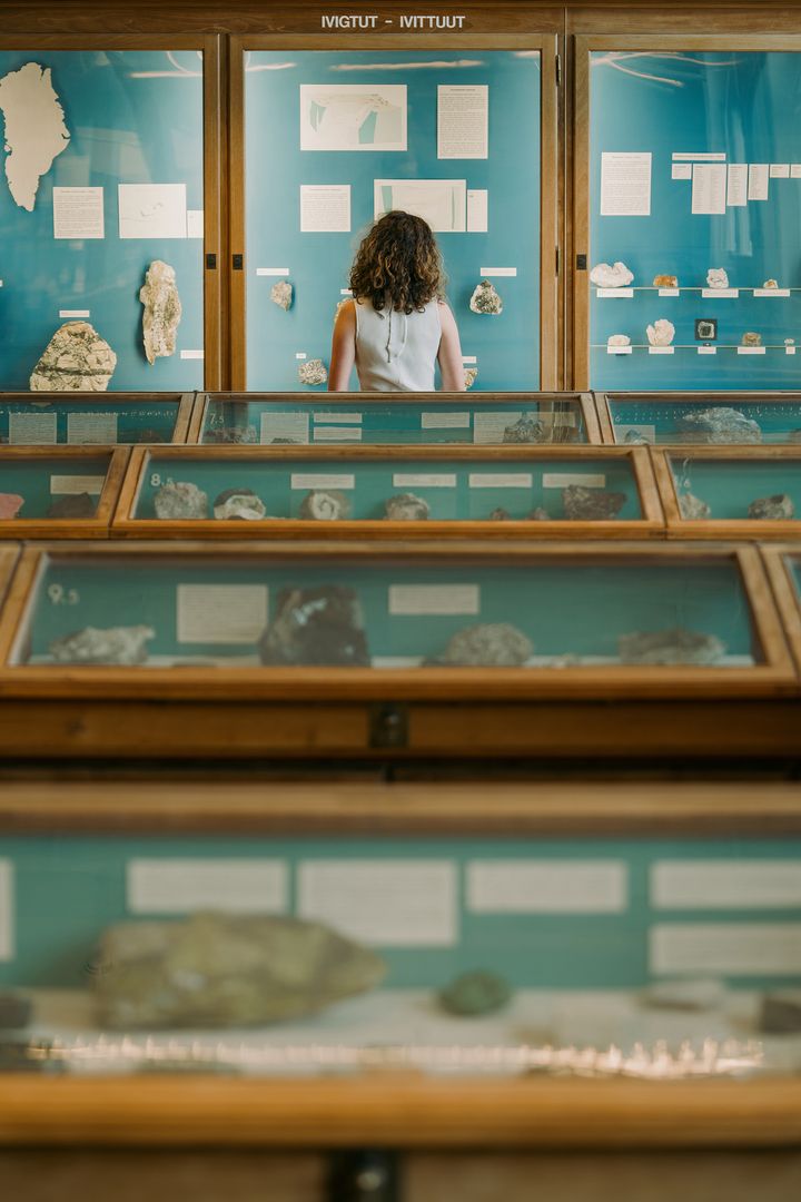 En%20museumsg%E6st%20beundrer%20minralsamlingen%20p%E5%20Statens%20Naturhistoriske%20Museum