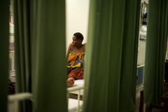 En kvinde i fødsel på et hospital i Tanzania. Foto: Lea Meguid.
