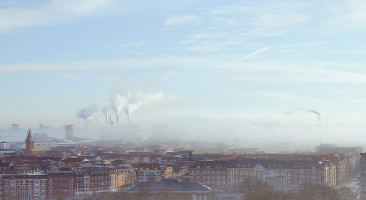 I størstedelen af Danmark har vi op mod dobbelt så meget luftforurening, som WHO anbefaler. Redigeret foto: Canva.