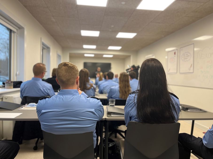 Elever på skolebænken på pop-up skolen i Sdr. Omme Fængsel