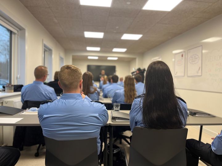 Elever på skolebænken på pop-up skolen i Sdr. Omme Fængsel