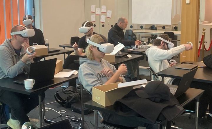 billede fra Erhvervsakademi Sydvest i Tønder, hvor datamatikerstuderende afprøver virtual reality-briller i undervisningen