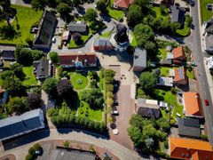 Luftfoto af et byområde i Højer med historiske bygninger og grønne områder.