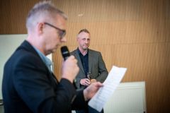Formand for Arbejdsmarkedsudvalget, Bo Jessen, læser motivationen op for Årets Læreplads 2025, tildelt til TA Elteknik.