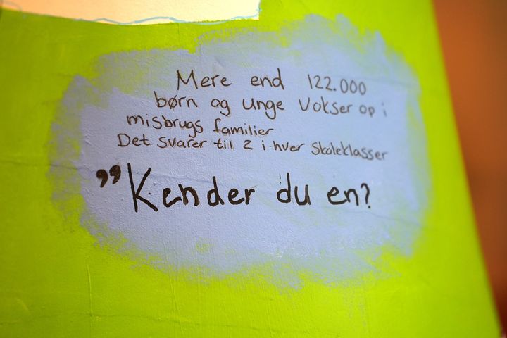 I 2023 blev der holdt en udstilling på rådhuset i Tønder, der skulle sætte fokus på, at mange børn vokser op i familier med stof- eller alkoholsmisbrug.
