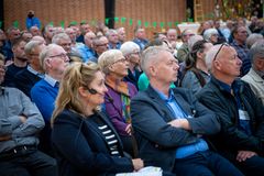 En stor gruppe mennesker deltager i en konference om fremtidens landskab i Tønder.