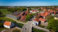 Luftfoto af Tønder med røde tage og Tønder Vandtårn i centrum.