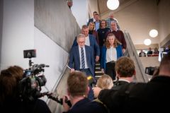 En gruppe mennesker går ned ad en trappe, mens de bliver fotograferet.