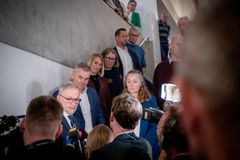 Jeg ved ikke, hvem der er på billedet, men det viser en gruppe mennesker, der står samlet, mens en af dem taler til pressen.