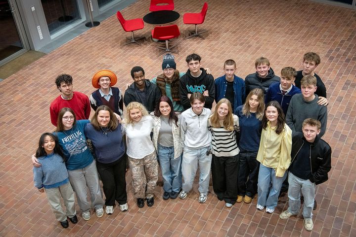 Gruppefoto af det nye Tønder Unge- og Kulturråd, cirka 20 unge mennesker står sammen indendørs.