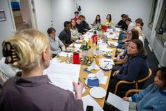 En gruppe unge mennesker sidder rundt om et bord til et møde i Tønder Unge- og Kulturråd.