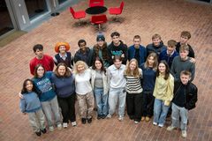 Gruppefoto af det nye Tønder Unge- og Kulturråd, cirka 20 unge mennesker står sammen indendørs.