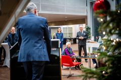 En mand fejres i en ceremoni på Tønder Rådhus med flere mennesker tilstede.