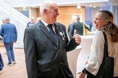 En ældre mand smiler og giver thumbs up til en kvinde på Tønder Rådhus.