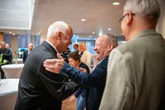 En gruppe mennesker fejrer en person på Tønder Rådhus.