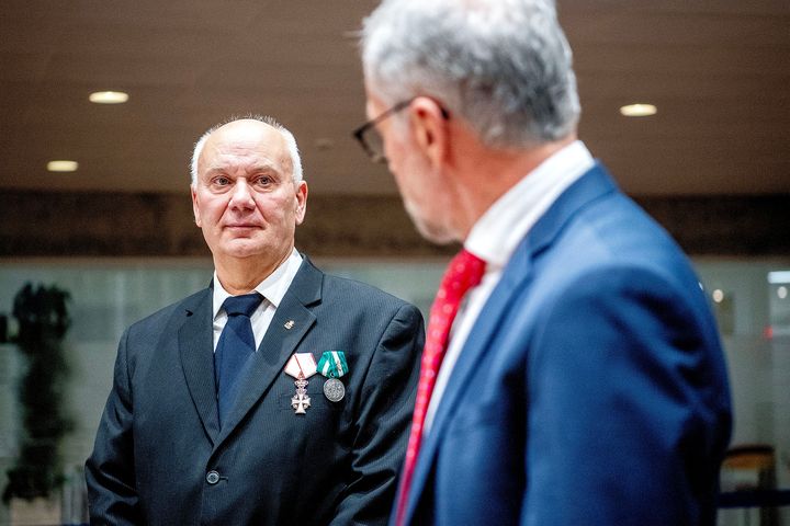 To personer i jakkesæt, hvor den ene modtager hæder på Tønder Rådhus.