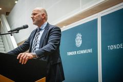 En mand taler ved en talerstol til Tønder Kommunes nytårskur.