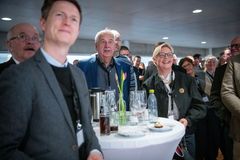 En gruppe mennesker står samlet omkring et bord til nytårskur i Tønder Kommune.