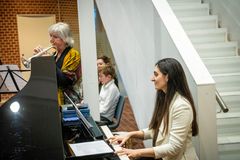 To kvinder spiller musik til en nytårskur i Tønder Kommune.