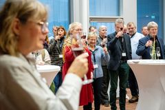 Gruppe mennesker skåler ved et netværksarrangement.