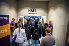 En stor gruppe mennesker går ind i en messehal ved et arrangement i Aabenraa Kommune.