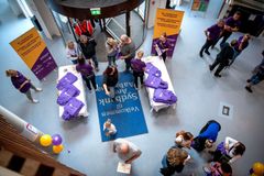 Folk samles i Tønderhallerne til sønderjysk bo- og jobmesse.