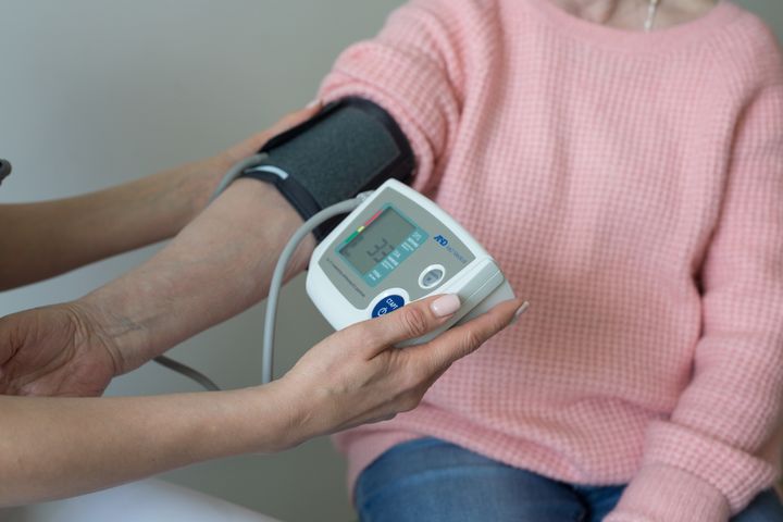 En kvinde får målt sit blodtryk
