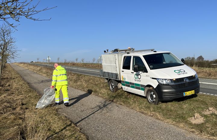 Mand renser affald i grøftekant